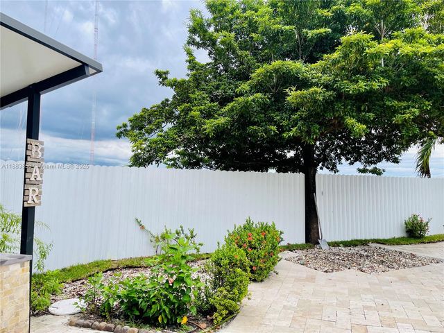 20400 NW 40th Ct, Miami Gardens, FL 33055