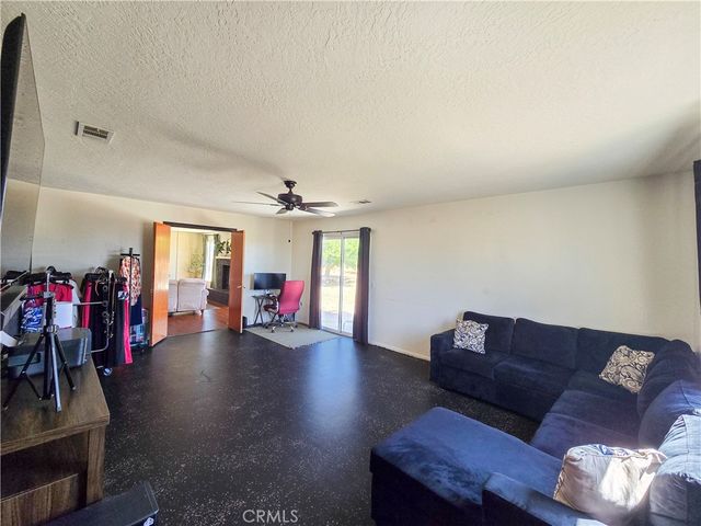 9995 Smoke Tree, Hesperia, CA 92344