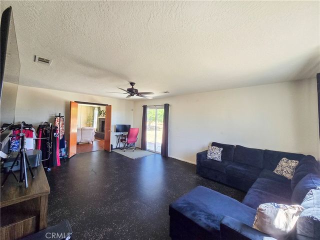 9995 Smoke Tree, Hesperia, CA 92344
