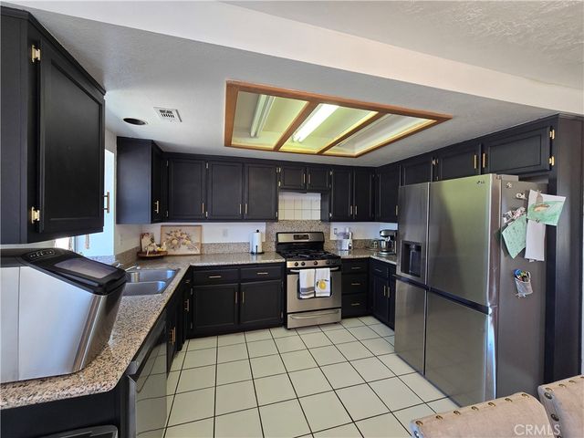 9995 Smoke Tree, Hesperia, CA 92344