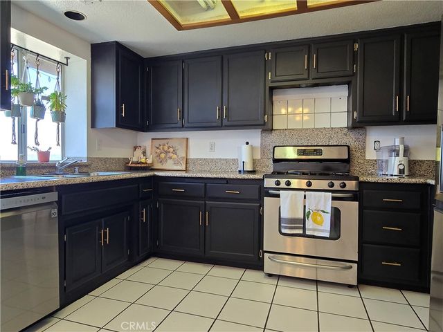 9995 Smoke Tree, Hesperia, CA 92344