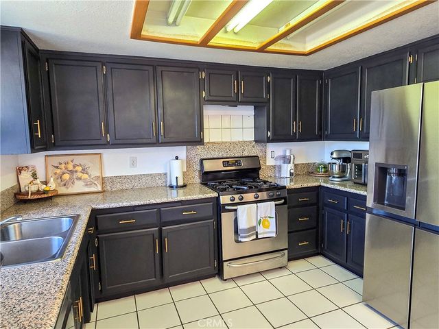 9995 Smoke Tree, Hesperia, CA 92344