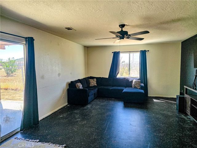 9995 Smoke Tree, Hesperia, CA 92344