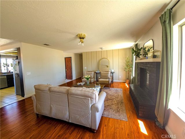 9995 Smoke Tree, Hesperia, CA 92344