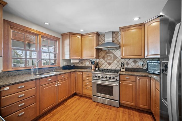 5783 Glen Ora Dr, Bethel Park, PA 15102