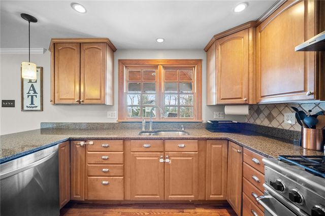 5783 Glen Ora Dr, Bethel Park, PA 15102