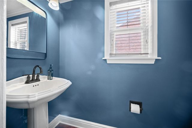 5783 Glen Ora Dr, Bethel Park, PA 15102