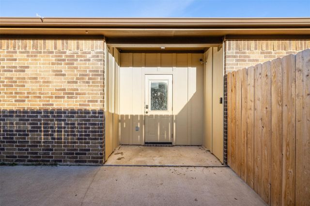 121 Armored Avenue, College Station, TX 77845