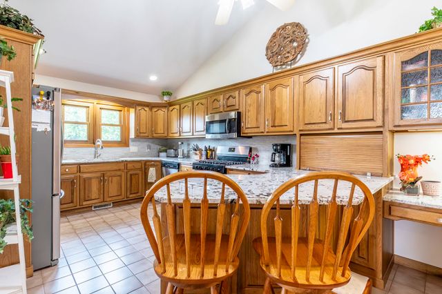 595 N Easton Dr, Angola, IN 46703