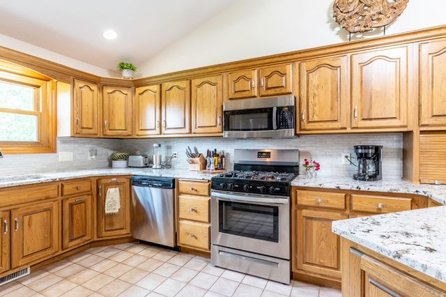 595 N Easton Dr, Angola, IN 46703