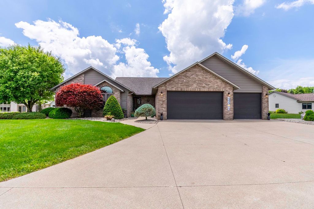 595 N Easton Dr, Angola, IN 46703