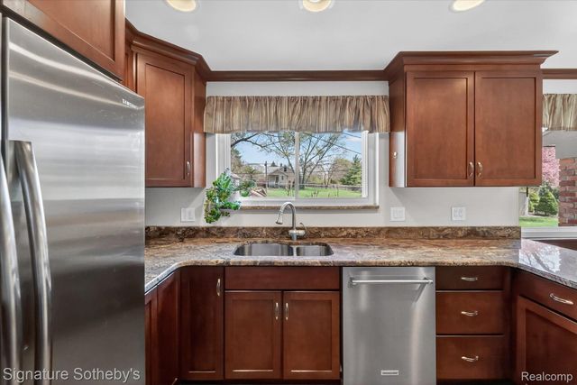 4284 Cherrywood Drive, Troy, MI 48098