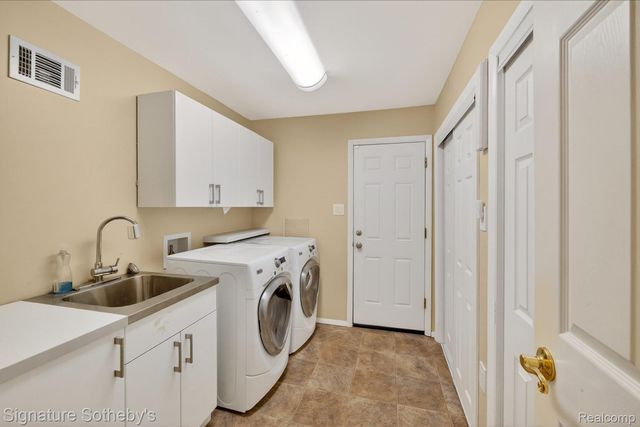 4284 Cherrywood Drive, Troy, MI 48098