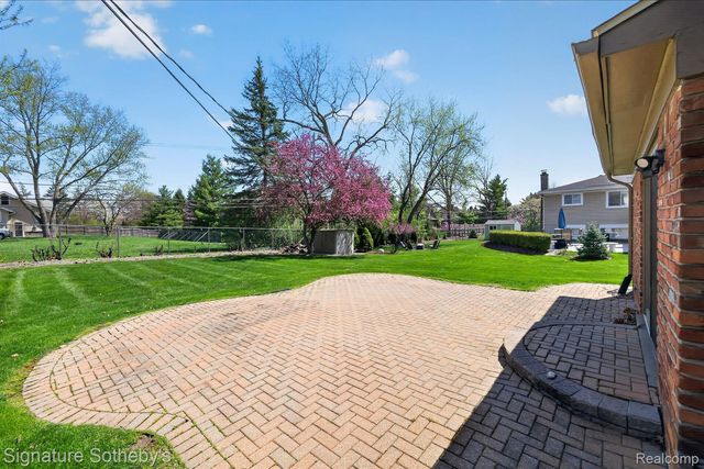 4284 Cherrywood Drive, Troy, MI 48098