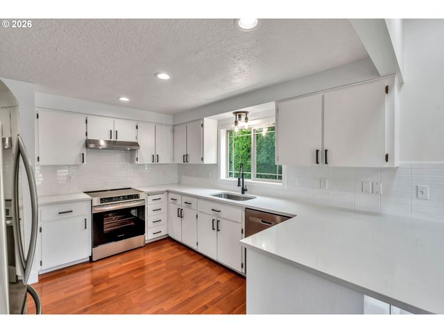 6404 Se CARLTON St, Portland, OR 97206