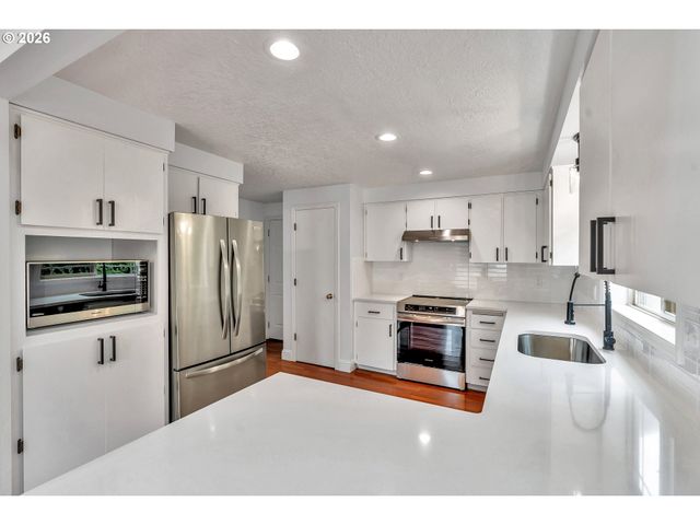 6404 Se CARLTON St, Portland, OR 97206