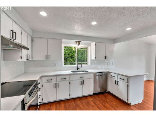 6404 Se CARLTON St, Portland, OR 97206