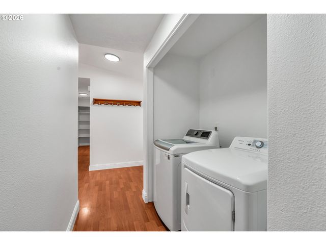 6404 Se CARLTON St, Portland, OR 97206