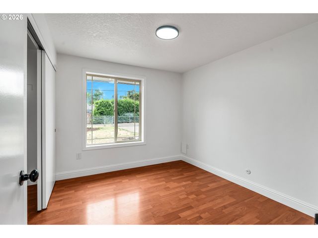 6404 Se CARLTON St, Portland, OR 97206
