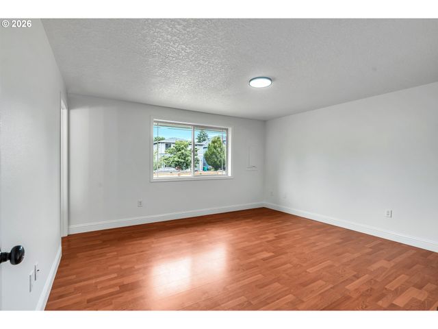 6404 Se CARLTON St, Portland, OR 97206