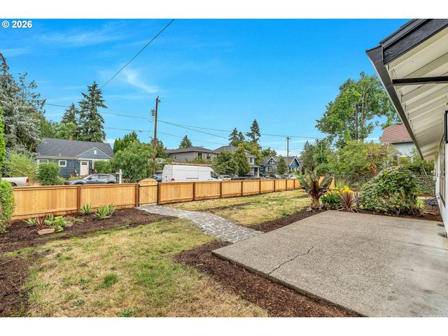 6404 Se CARLTON St, Portland, OR 97206