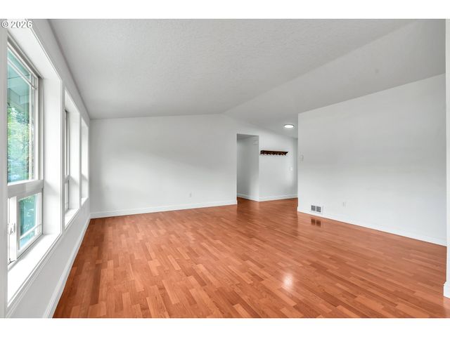 6404 Se CARLTON St, Portland, OR 97206