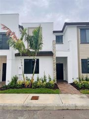 929 NE 211th St, Miami, FL 33179