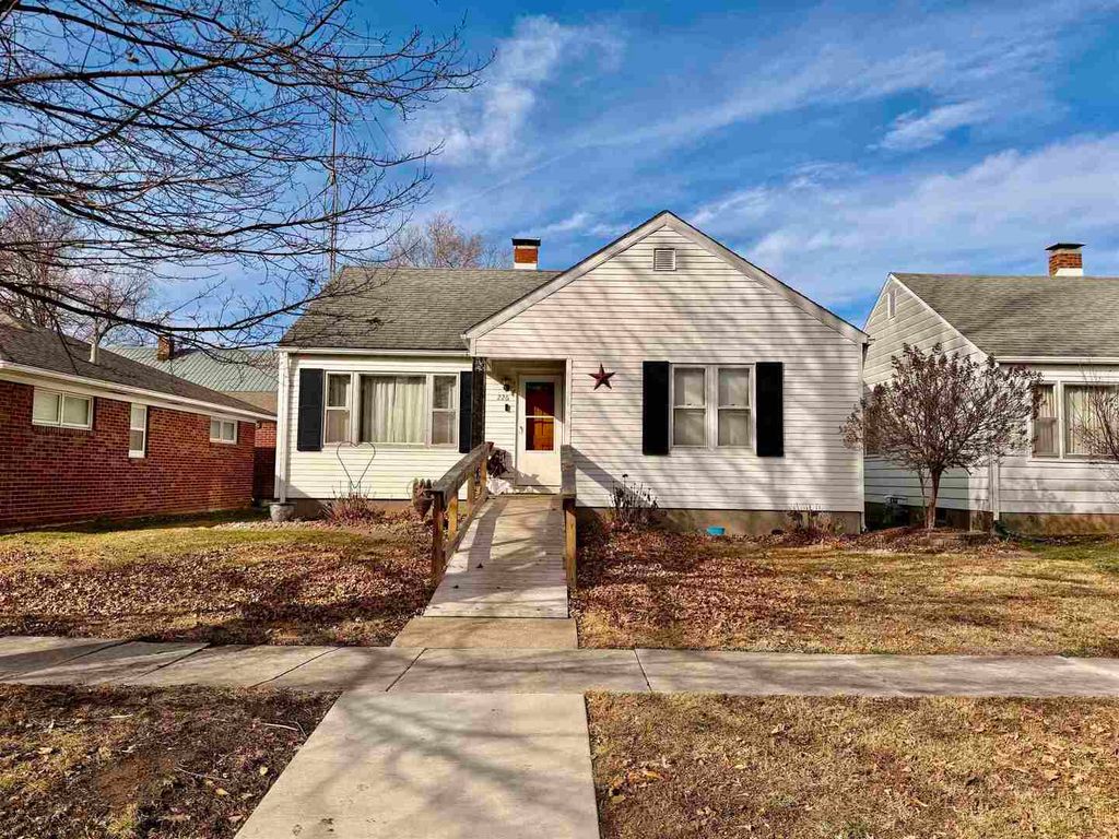 226 S Pine St Street, Centralia, IL 62801