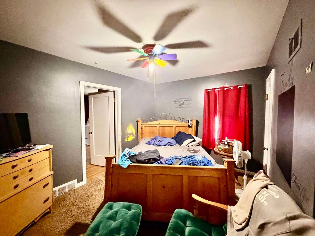 Image 8 of property listing at 226 S Pine St Street, Centralia, IL 62801