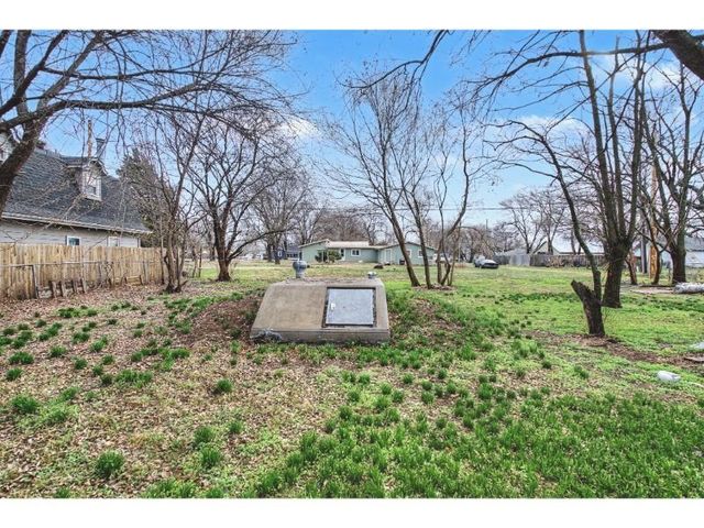 118 N Chestnut St, Douglass, KS 67039