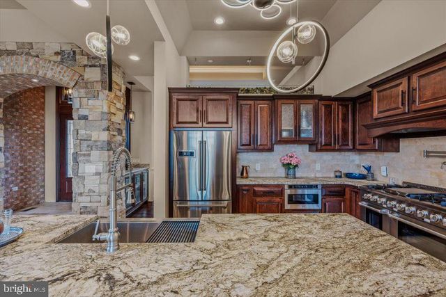 3056 HAMPSHIRE GRADE RD, Hedgesville, WV 25427