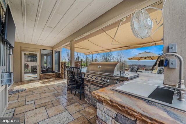 3056 HAMPSHIRE GRADE RD, Hedgesville, WV 25427