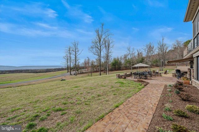 3056 HAMPSHIRE GRADE RD, Hedgesville, WV 25427