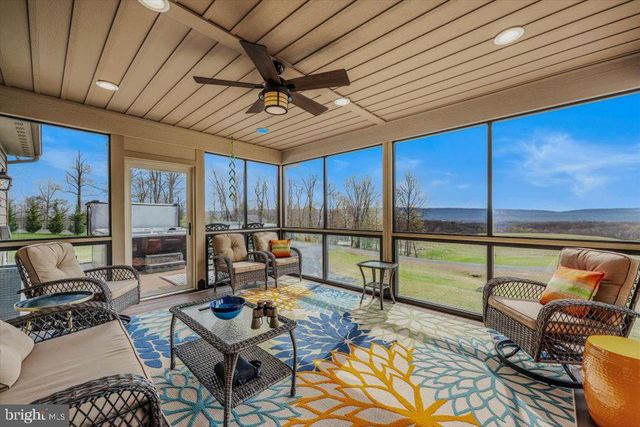 3056 HAMPSHIRE GRADE RD, Hedgesville, WV 25427