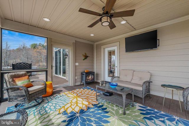 3056 HAMPSHIRE GRADE RD, Hedgesville, WV 25427