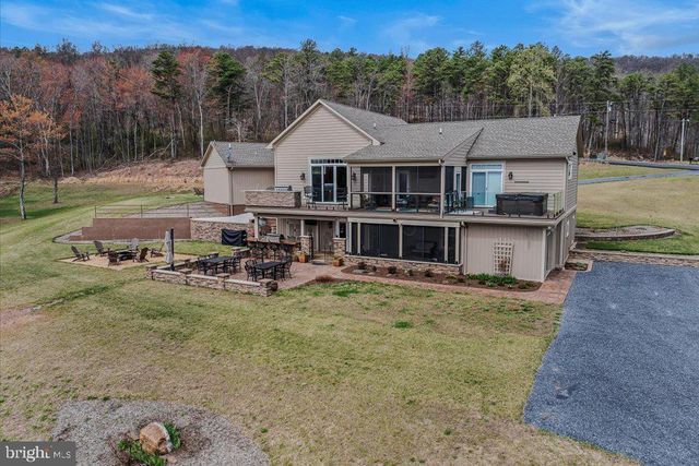 3056 HAMPSHIRE GRADE RD, Hedgesville, WV 25427