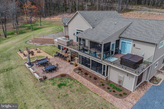 3056 HAMPSHIRE GRADE RD, Hedgesville, WV 25427