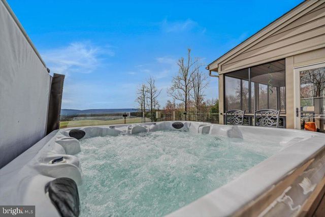 3056 HAMPSHIRE GRADE RD, Hedgesville, WV 25427