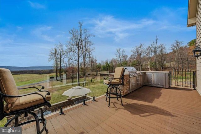 3056 HAMPSHIRE GRADE RD, Hedgesville, WV 25427