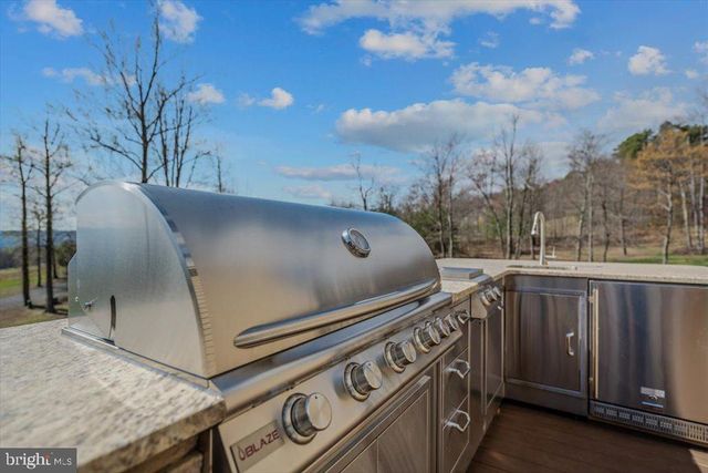 3056 HAMPSHIRE GRADE RD, Hedgesville, WV 25427