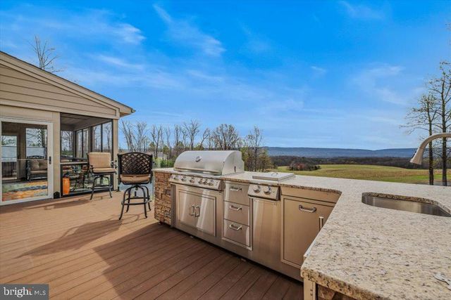 3056 HAMPSHIRE GRADE RD, Hedgesville, WV 25427