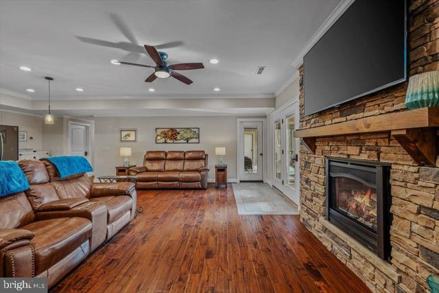 3056 HAMPSHIRE GRADE RD, Hedgesville, WV 25427