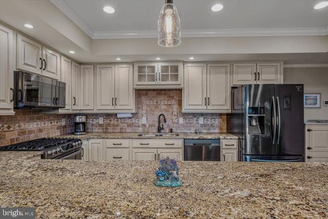 3056 HAMPSHIRE GRADE RD, Hedgesville, WV 25427