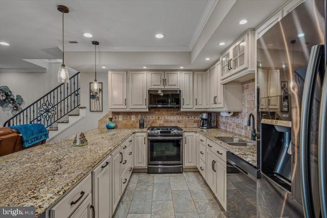 3056 HAMPSHIRE GRADE RD, Hedgesville, WV 25427
