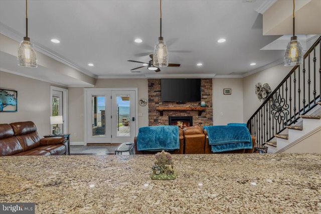 3056 HAMPSHIRE GRADE RD, Hedgesville, WV 25427