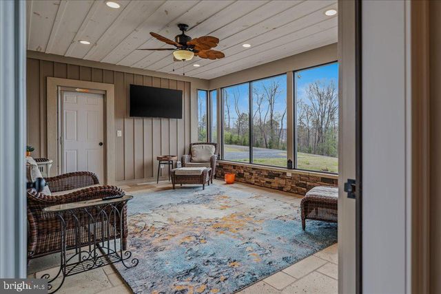 3056 HAMPSHIRE GRADE RD, Hedgesville, WV 25427