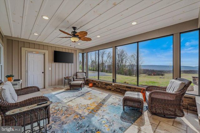3056 HAMPSHIRE GRADE RD, Hedgesville, WV 25427