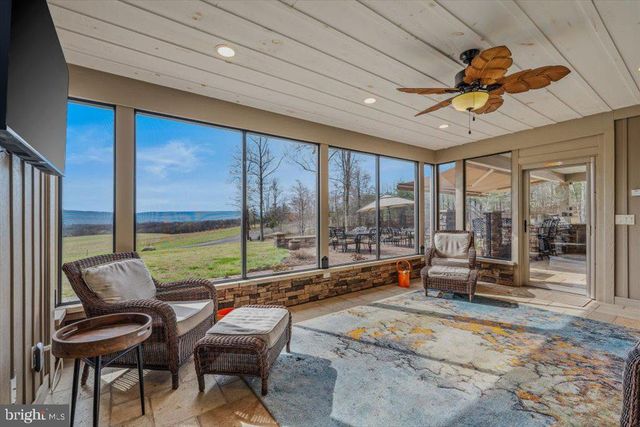 3056 HAMPSHIRE GRADE RD, Hedgesville, WV 25427