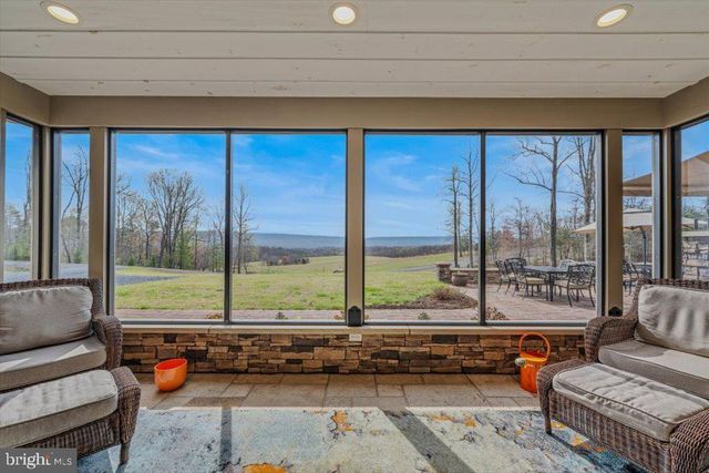 3056 HAMPSHIRE GRADE RD, Hedgesville, WV 25427
