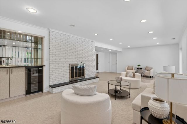 36 Thackeray Dr, Millburn Twp., NJ 07078